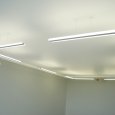 Белый матовый натяжной потолок с подвесными лампами
