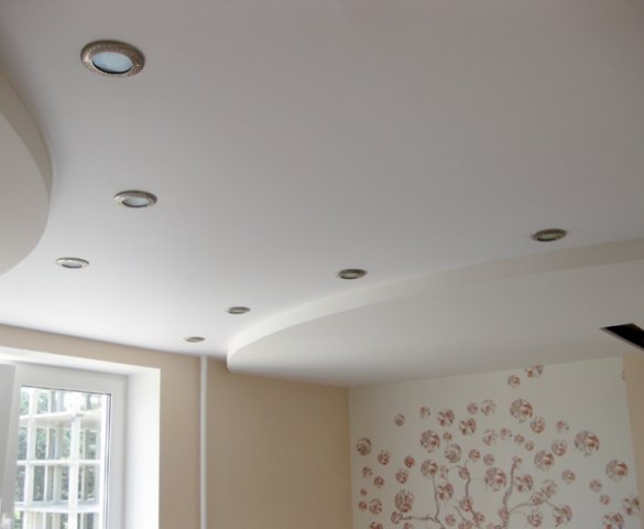 Матовый натяжной потолок с втроенными лампами