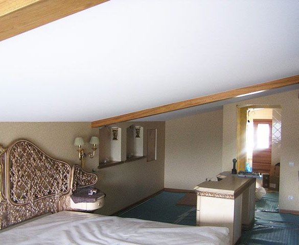 Матовый натяжнок потолок в спальне