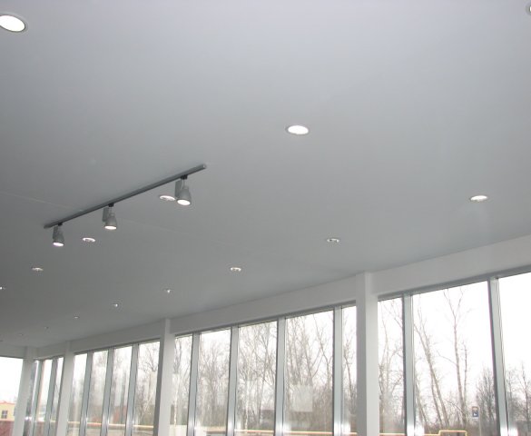 Матовый натяжной потолок к панорамным окнам