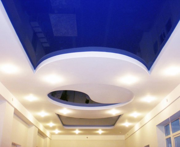 Синий глянцевый потолок