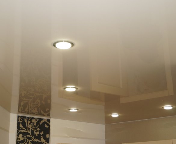 Глянцевый потолок со встроенными лампами