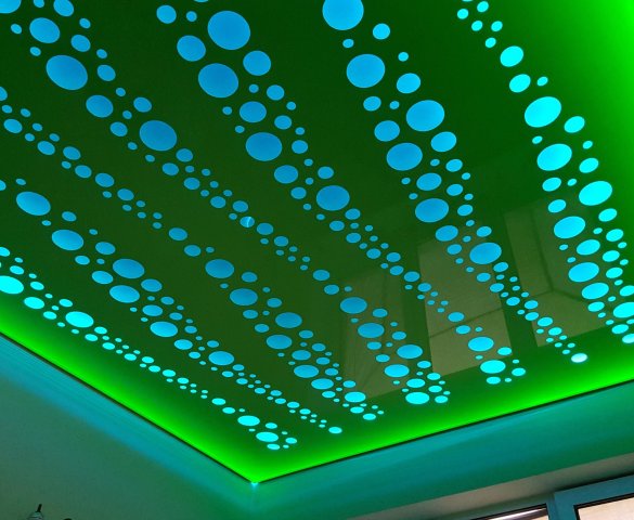 Зеленый резной потолок
