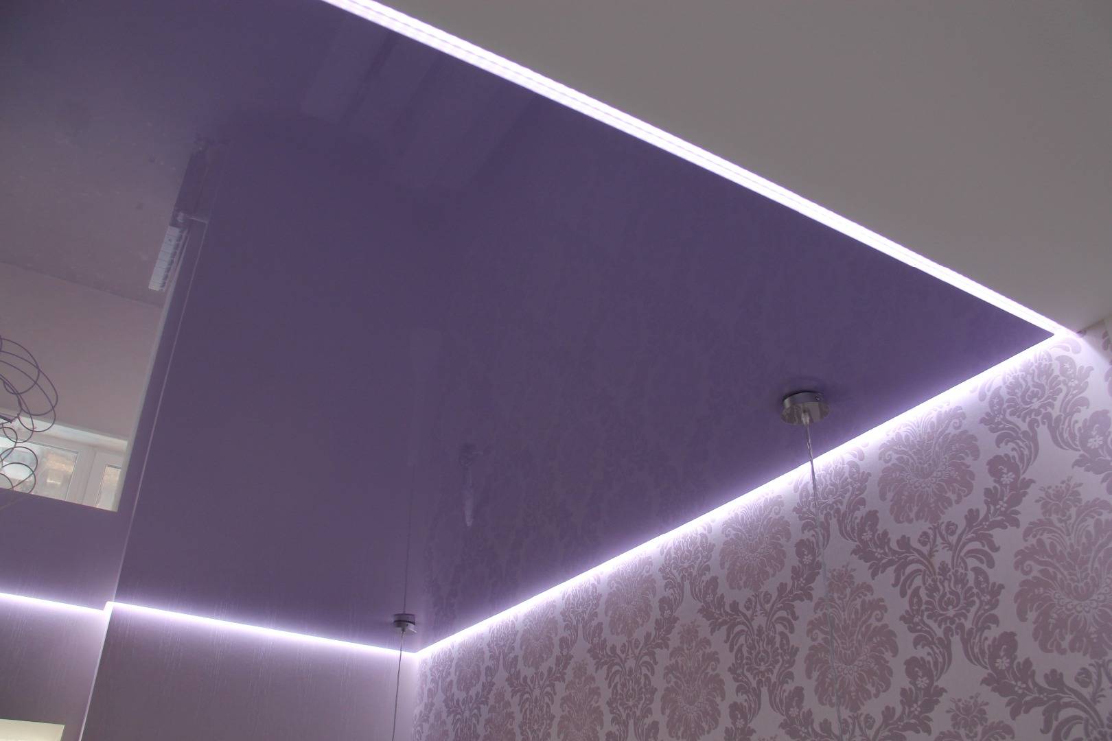 Схема двухуровневой конструкции и разрез потолка с подсветкой
