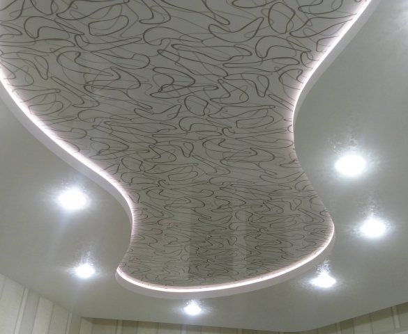 Двухуровневый натяжной потолок в зал