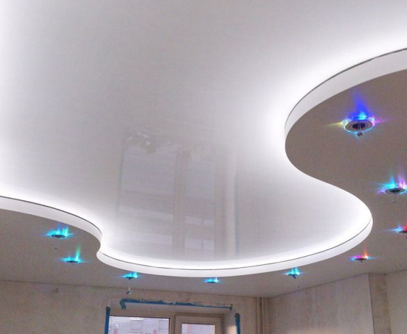 Двухуровневый натяжной потолок с встроенными лампами