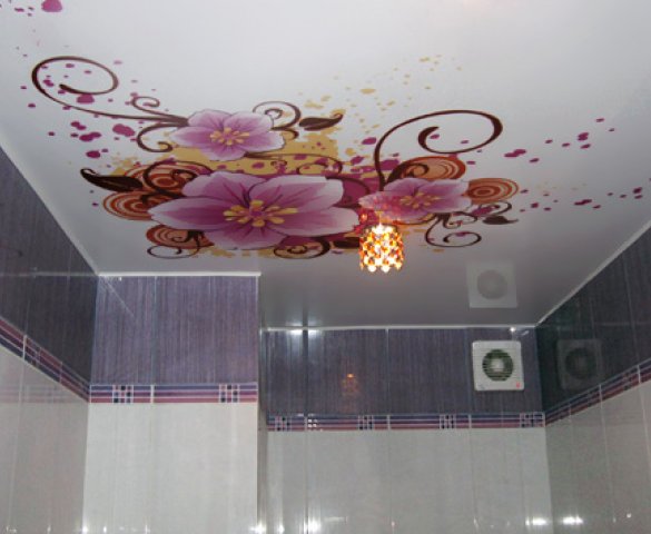 Натяжной потолок с фотопечатью цветы