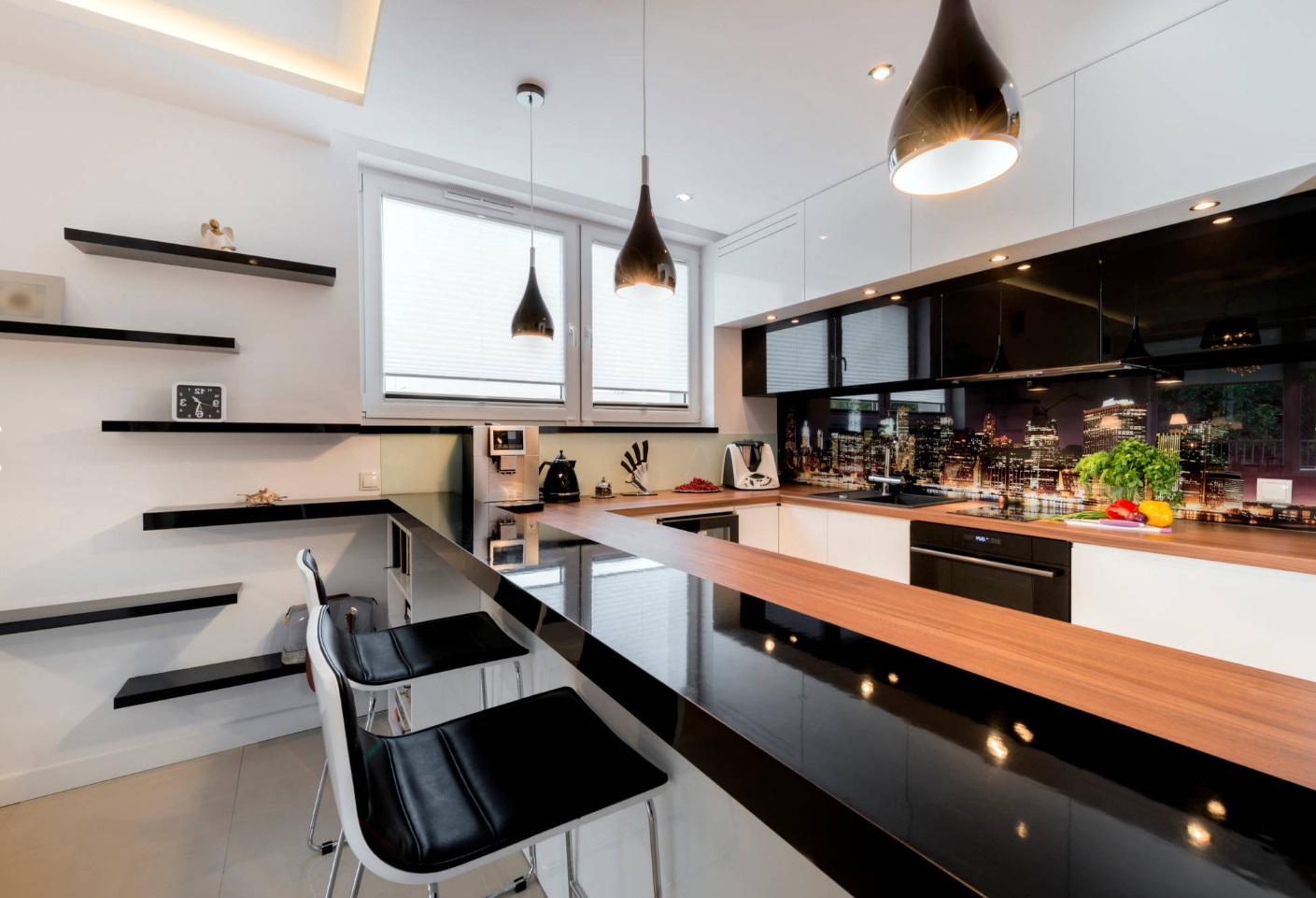 Столешница для кухни из ЛДСП в сочетании фактур черного глянца и светлой древесины.