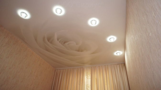 Стильный арт-потолок в светлых оттенках с точечной иллюминацией и принтом-розой