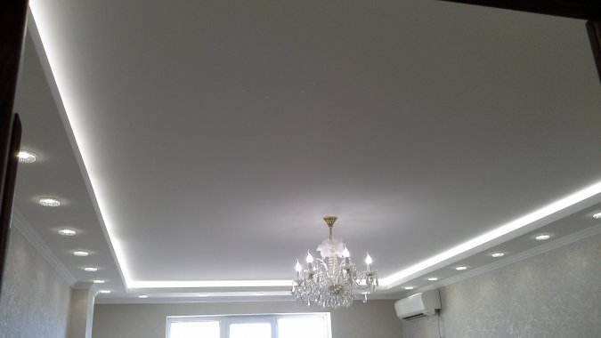 Белый матовый натяжной потолок в классическом интерьере