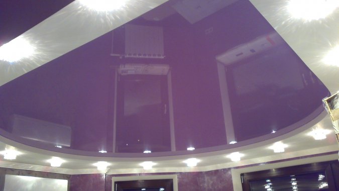 Фиолетовый глянцевый натяжной потолок в сочетании с белым цветом