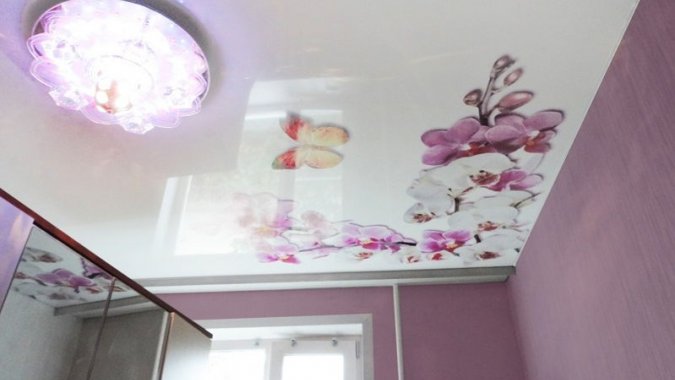 Яркий потолок с фотопечатью на цветочную тематику