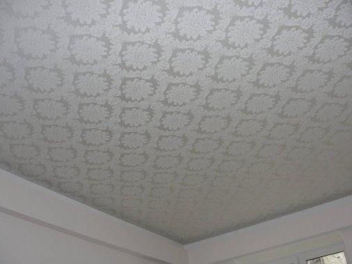 Стильный тканевый потолок с аристократичным нашивным рисунком