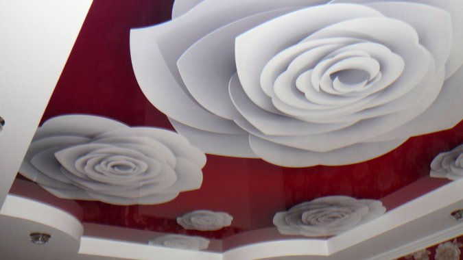 Красный натяжной потолок с 3D белыми розами