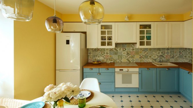 Натяжные потолки - отличное решение для кухонь и столовых.