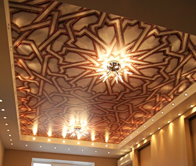Потолок Double Vision в коричневых тонах с абстрактным геометрическим рисунком.