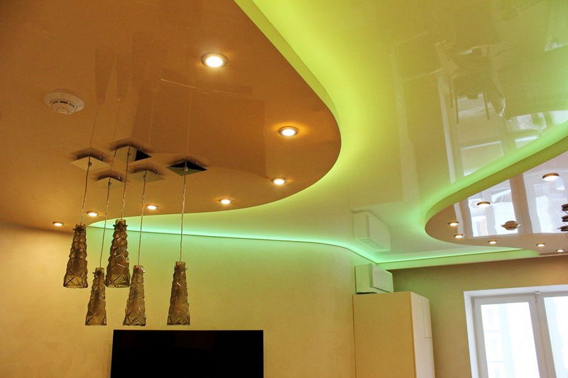 Двухуровневый натяжной потолок в коричнево-зеленом исполнении с точечными светильниками.