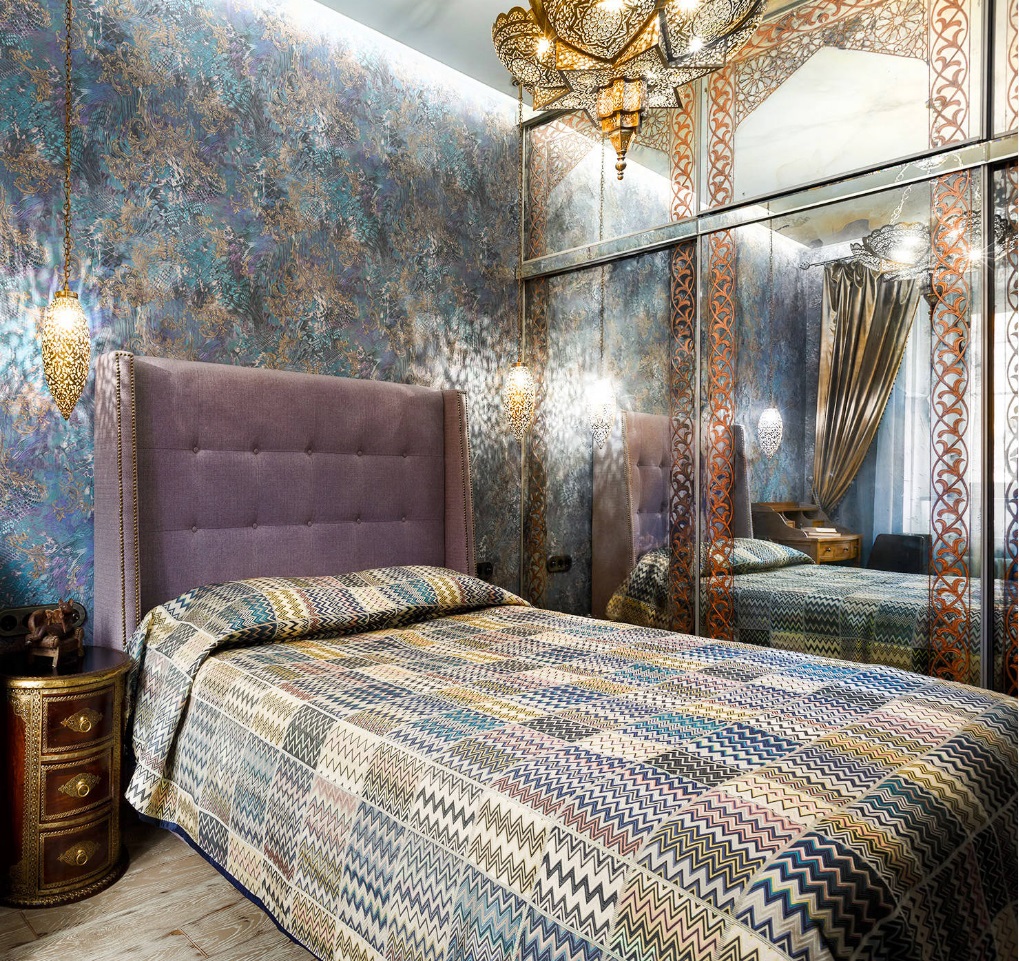 Шкаф-купе в спальне с художественной росписью зеркальных створок дверей.