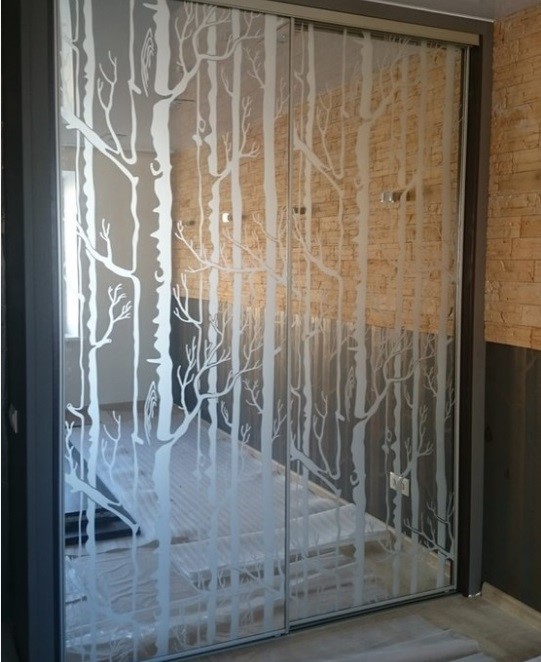 Шкаф-купе с зеркальными створками, украшенными пескоструйным рисунком.