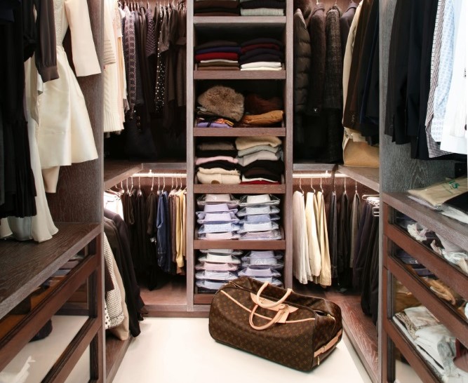 Шкаф-гардеробная открытого типа, созданный по размерам гардеробного помещения.