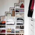 Удобная экономия пространства-полки для обуви под лестницей