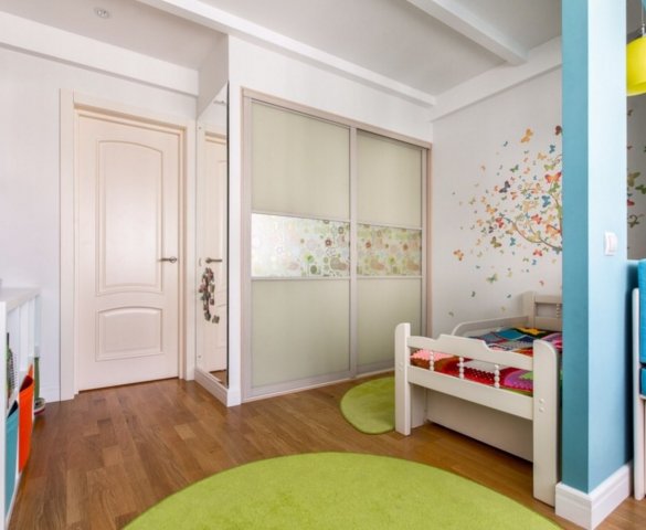 Встроенный шкаф-купе с нежными вставками для детской комнаты