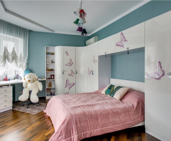 Дизайн шкафа для детской комнаты с закругленными фасадами и рисунками на них+рабочее место
